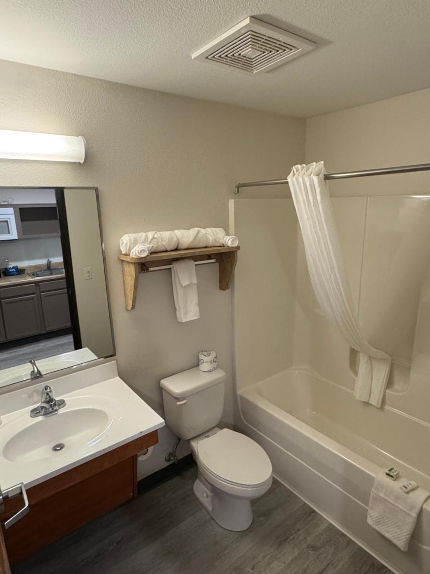 Baymont By Wyndham Dickinson Hotel Bagian luar foto