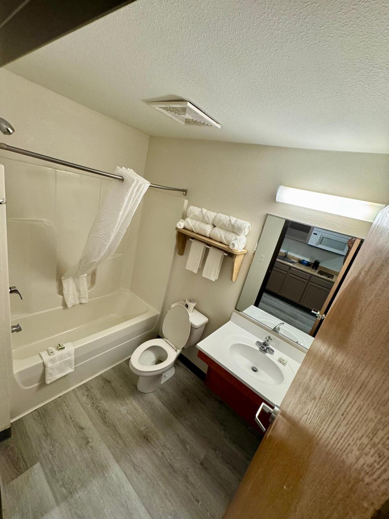 Baymont By Wyndham Dickinson Hotel Bagian luar foto